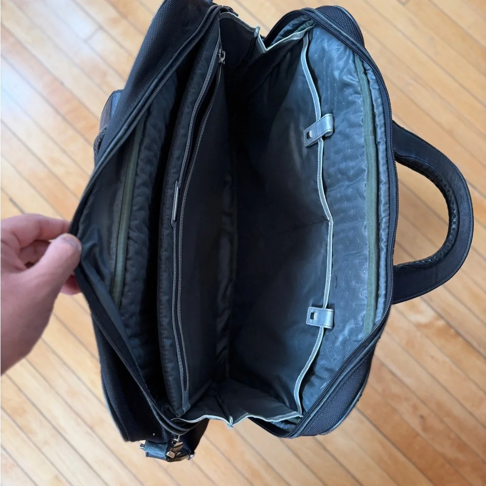 Vintage TUMI Innovation 17